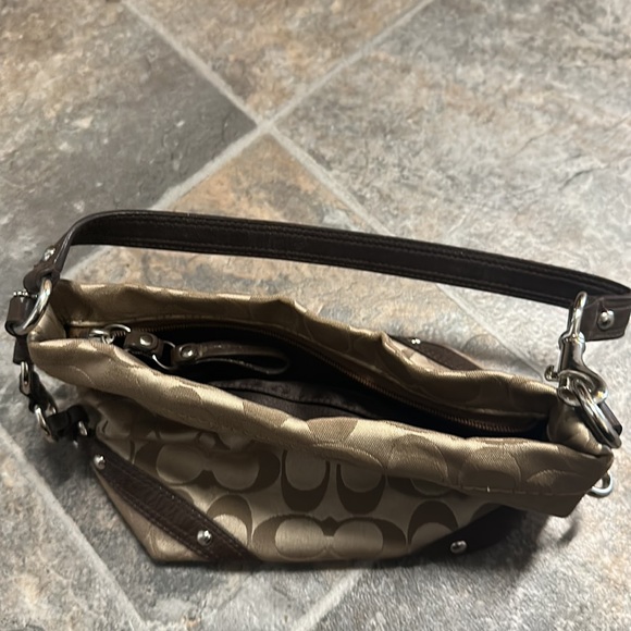 This coach purse is very cute and used once . It’s also good size with a pocket. - Picture 2 of 2